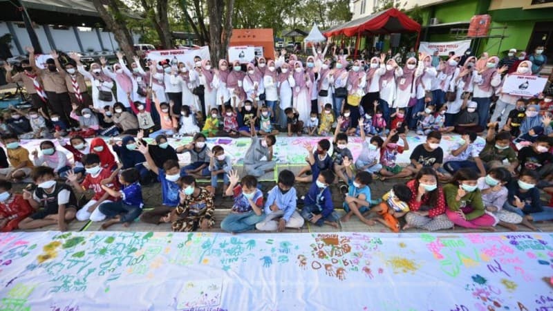 PWP Pertamina Ajak Anak-anak Pengungsian di Balongan Melukis Bersama
