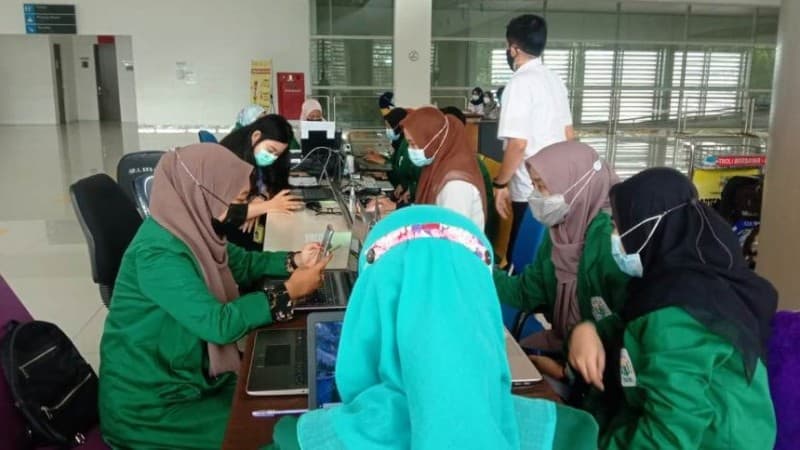 Puluhan Mahasiswa Unusa Lakukan Screening di Bandara Juanda