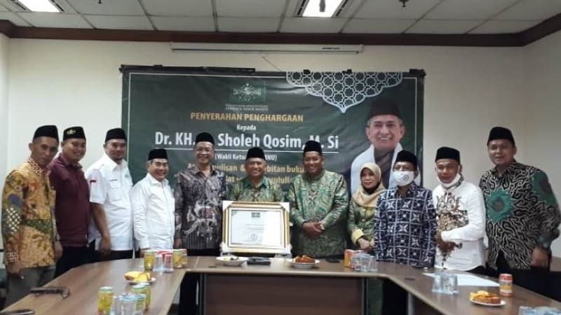 KH Sholeh Qosim Terima Penghargaan dari LTM PBNU
