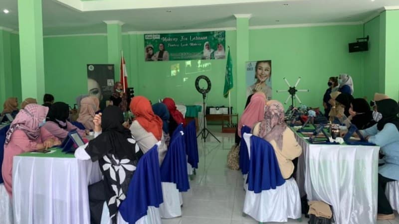 Pelatihan Tata Rias Fatayat NU Bogor Bekal Wirausaha Kecantikan