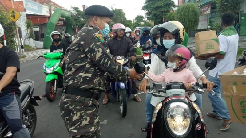 Sambut Harlah Ke-87, Ansor-Banser di Banyuwangi Bagi-bagi Takjil