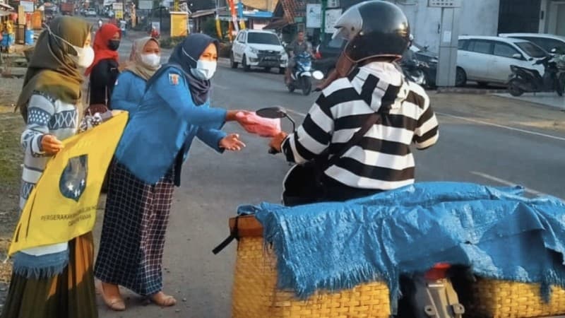 Hari Kartini, Kopri PMII Way Kanan Lampung Bagikan Paket Berbuka Puasa