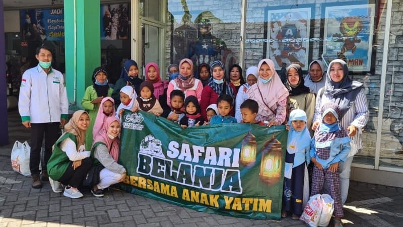 Keceriaan Anak-anak Yatim Belanja Bersama Fatayat NU Arjasa Jember
