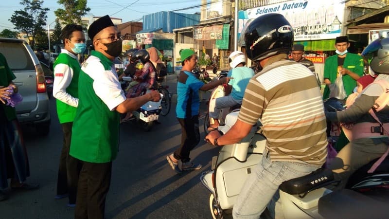 Ansor-Banser Hulu Sungai Tengah Bagikan Ratusan Paket Berbuka dan Masker