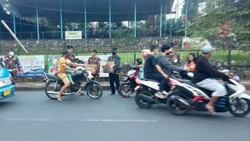 Berbagi Takjil, Banser Bogor Tengah Edukasi Aghnia