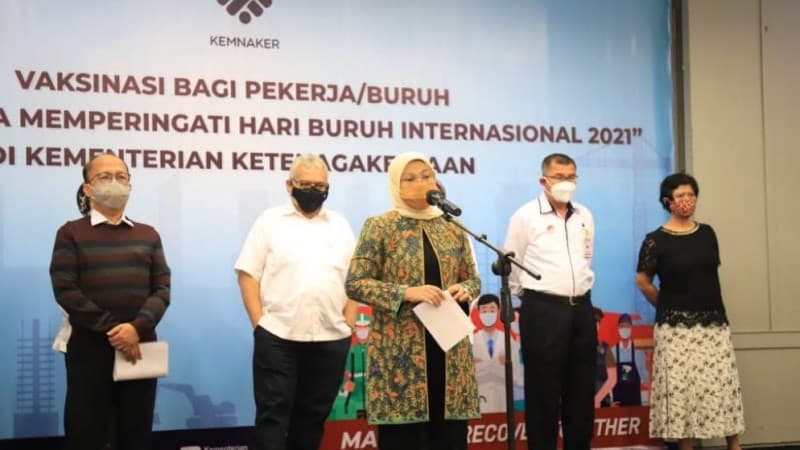 Peringati May Day, Kemnaker-Kemenkes Gelar Vaksinasi untuk 1000 Pekerja