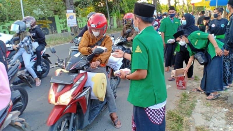 Ansor di Tuban Bagikan 1000 Paket Takjil kepada Masyarakat