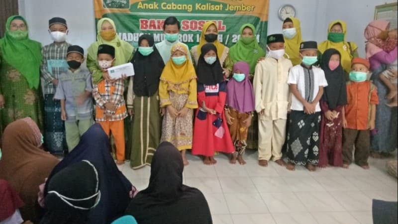 Akhiri Ramadhan, Muslimat NU Kalisat Jember Serahkan Sembako dan Santuni Anak Yatim