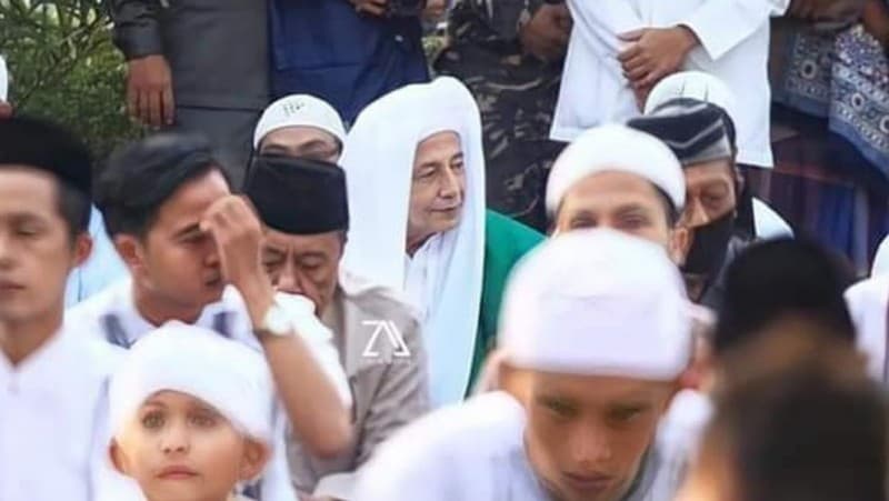 Viral, Foto Habib Luthfi Saat Shalat Id bersama Jamaah di Pekalongan