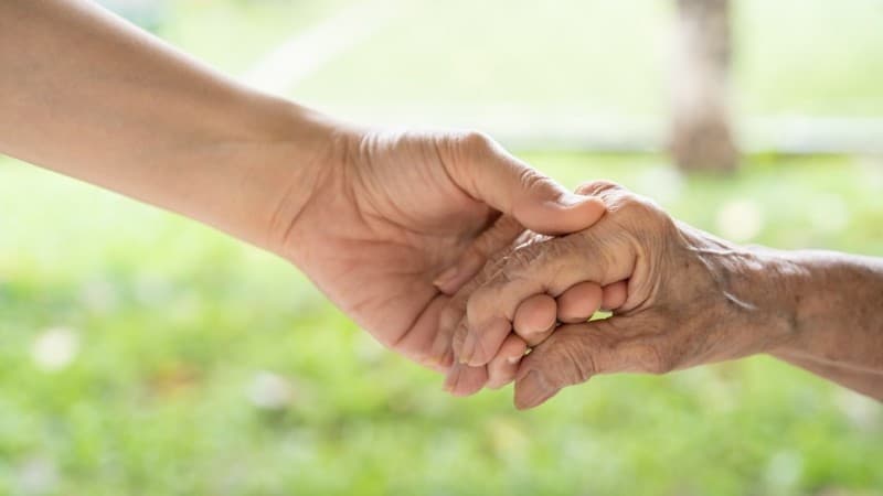Khutbah Jumat: Keutamaan Berbakti kepada Kedua Orang Tua