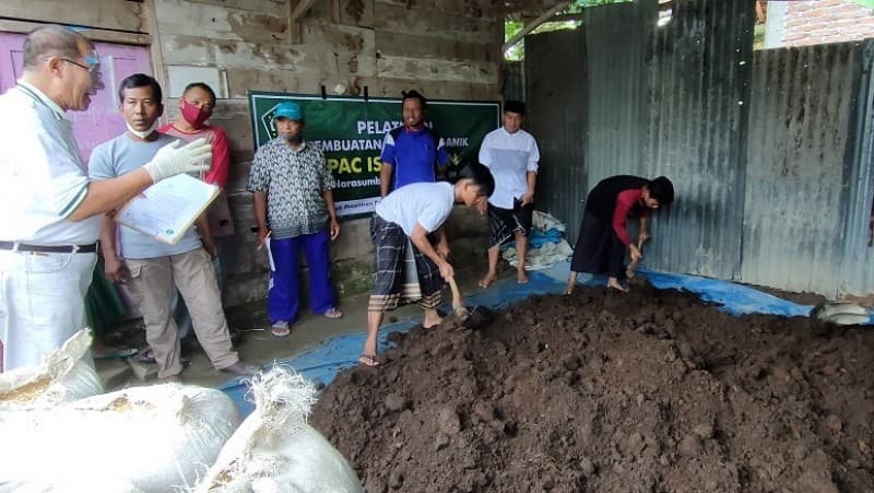 ISNU Balen Latih Petani Milenial Buat Pupuk Organik