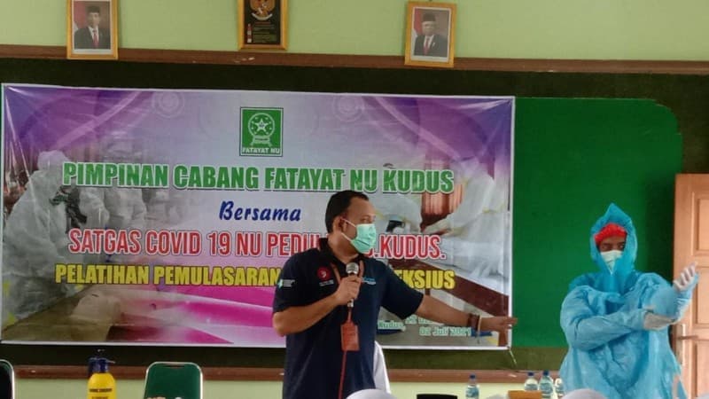 Satgas Covid NU Kudus Mandi Keringat Saat Ajari Fatayat Urus Jenazah