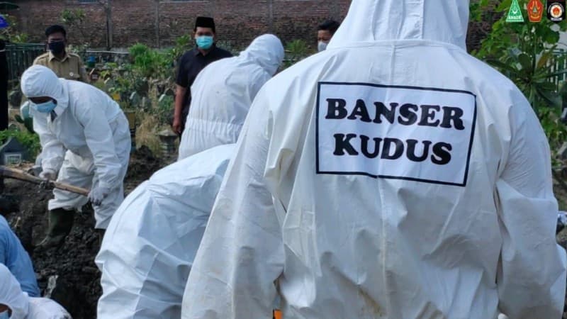 Kisah Banser Kudus Bantu Pemakaman Jenazah Covid