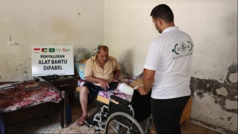 NU-Care LAZISNU distributes wheelchairs and crutches for Palestinian