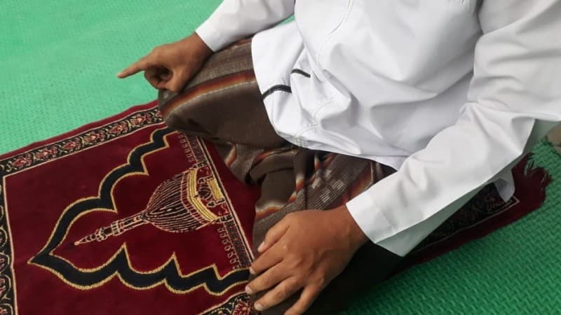 Posisi Telunjuk saat Tasyahud dan Makna Filosofisnya