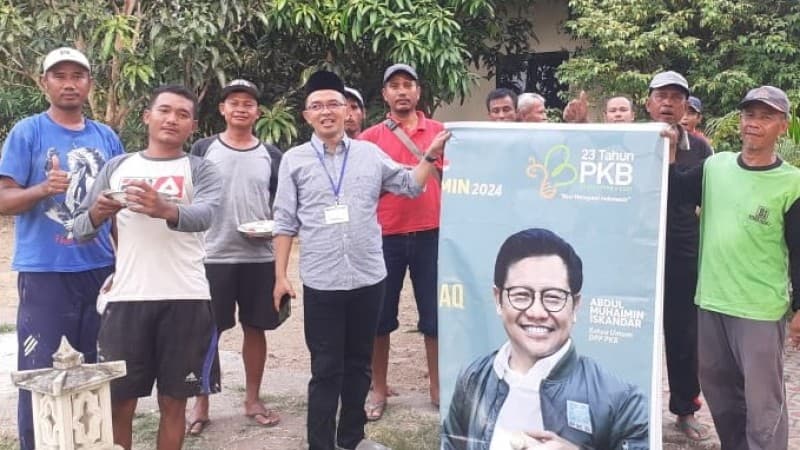 Anggota Komisi VIII Bagikan Ribuan Paket Kurban