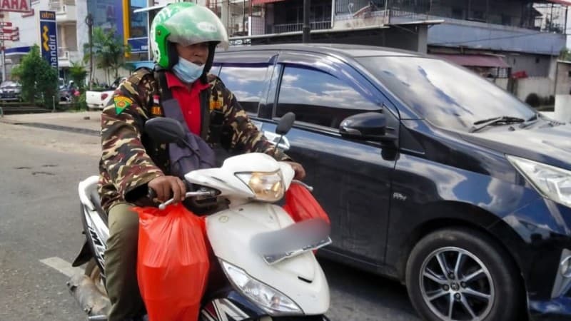 Kader Banser Pontianak Ini Gratiskan Layanan Antar Kebutuhan Isoman