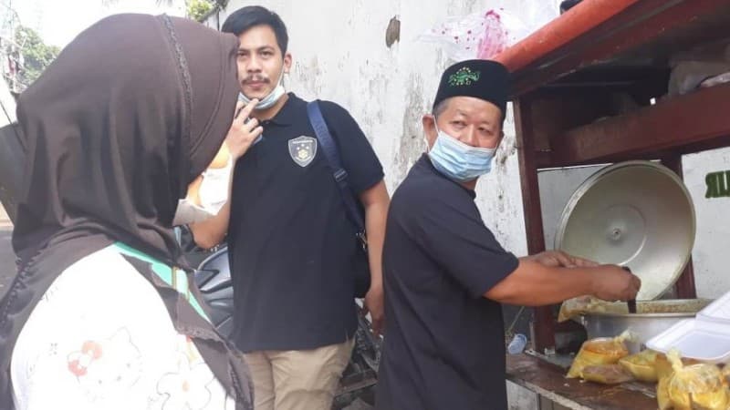 Anggota Banser DKI Wasroni Bagikan Lontong Sayur untuk Warga Isoman