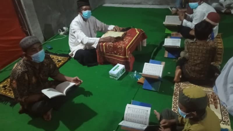 Tanpa Penerangan Listrik, Kiai Muhtar Syiar Islam di Pedalaman Kotawaringin Barat