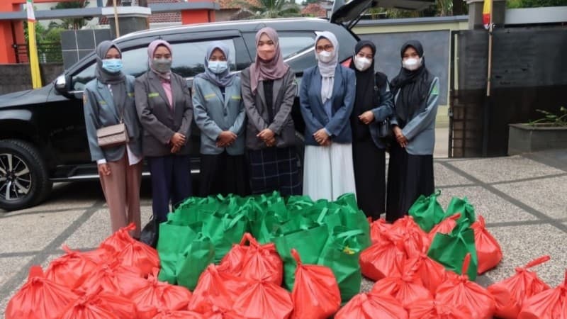 IPPNU Lampung Bagikan Sembako untuk Masyarakat Terdampak Covid-19