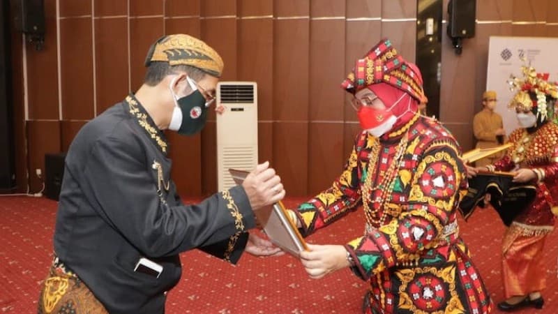 HUT RI, Menaker Ida Sematkan Satyalencana Karya Satya kepada 349 ASN Berdedikasi