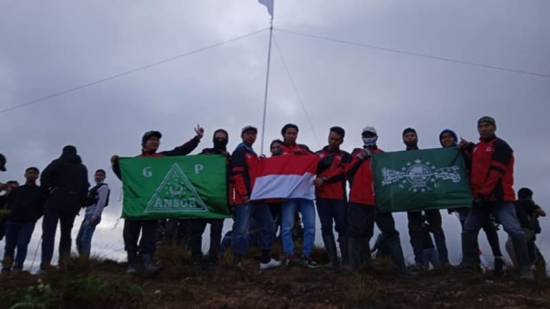 Pemuda Paniai Kibarkan Merah Putih dan Bendera NU di Puncak Bobaigo Papua
