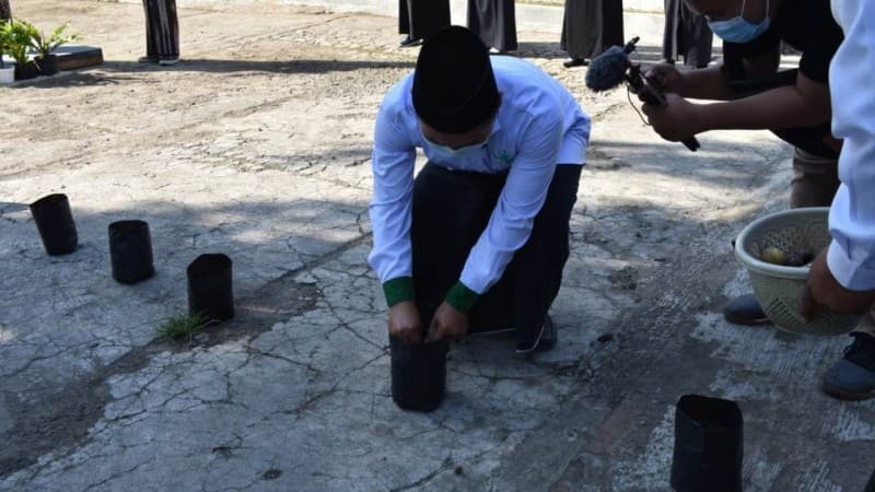 Kenang Pendiri yang Diasingkan, Pesantren di Blitar Tanam 76 Bibit Pala