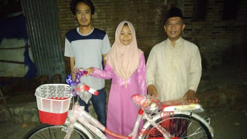 Dapat Bantuan Sepeda, Ayu Ingin Gowes ke Makam Orang Tuanya