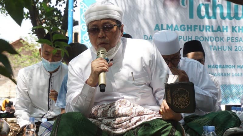 KH Musthofa Aqil Jelaskan Tiga Manfaat Ziarah Kubur