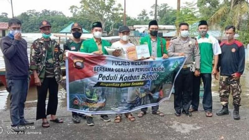 Banjir Rendam Melawi Kalbar, Ansor-Polres Sigap Antarkan Paket Bantuan