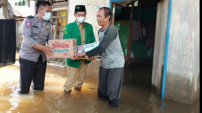 Ansor dan Polres Melawi Salurkan Bantuan untuk Warga Terdampak Banjir