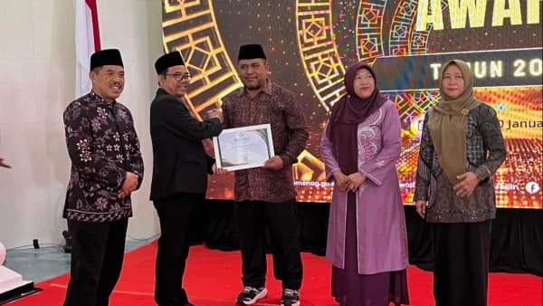 MI Muslimat NU Sidoarjo Raih Penghargaan Madrasah Internasional Inovatif