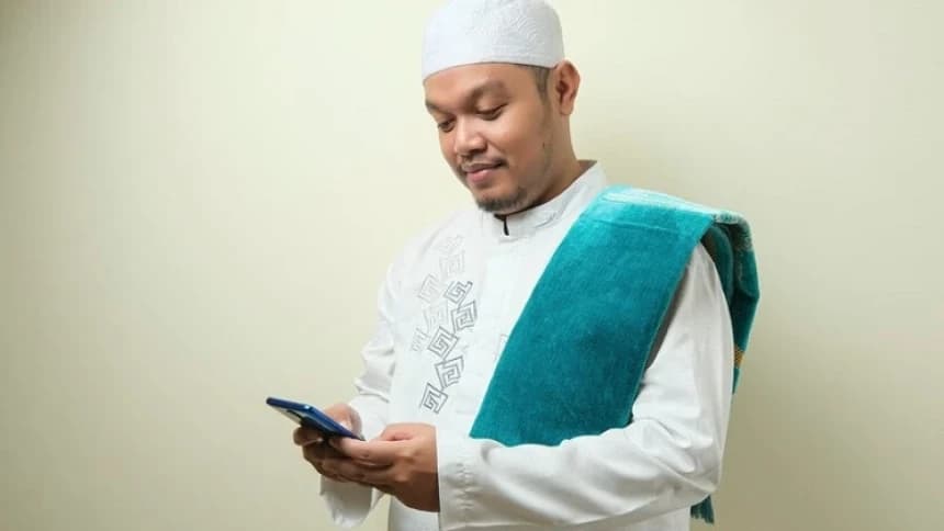 Hukum Membaca Mushaf melalui Handpone saat Shalat 