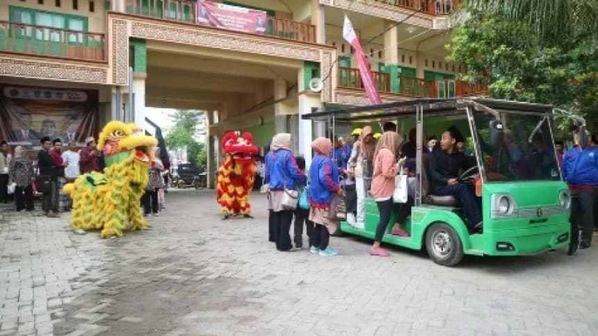 Tiba di Pesantren Sunan Drajat, Peserta MQKN 2023 Disambut Barongsai dan Diantar Keliling Menggunakan Mobil Golf
