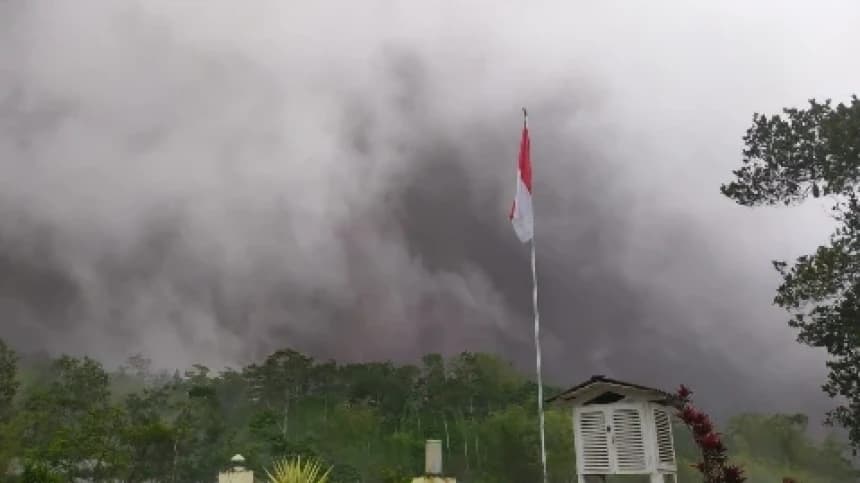 Gunung Merapi Muntahkan Awan Panas Guguran, Hujan Air Disertai Abu Vulkanik Terjadi di Boyolali dan Magelang