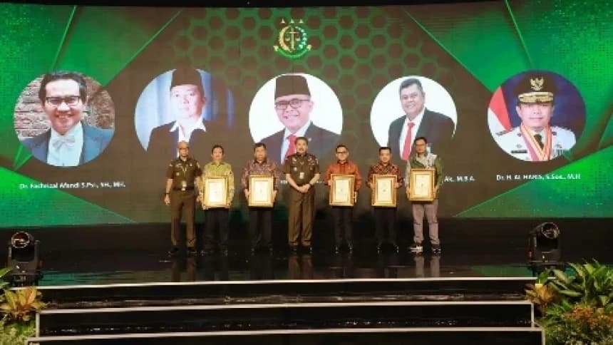 Tulis Sejarah Kejaksaan, Iip D Yahya Raih Penghargaan R Soeprapto Award Tahun 2024