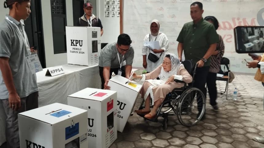 Nyai Hj Sinta Nuriyah Wahid Gunakan Hak Pilih di TPS 086 Ciganjur