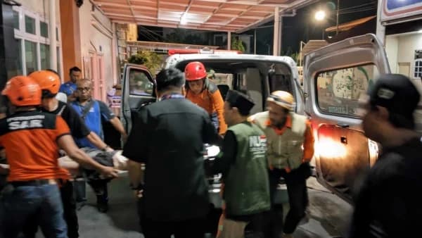 13 Ambulans LAZISNU Sidoarjo Bantu Pemulangan Jenazah Santri Al-Khoziny