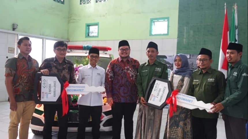 LAZISNU PBNU dan Indomaret Serahkan Bantuan Ambulans di Kediri dan Bawean Gresik