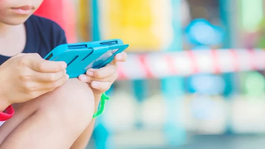 Anak Anda Ketagihan Gadget? Begini Tips Mengatasinya