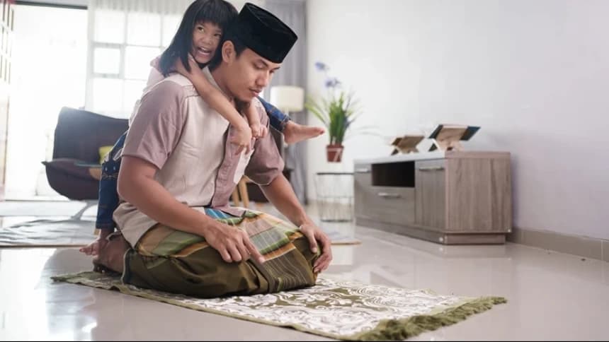 Hukum Shalat Sambil Menggendong Anak