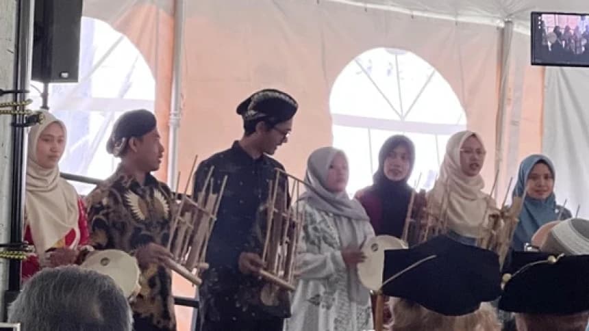 Angklung Menggema di Wisuda Hartford International University