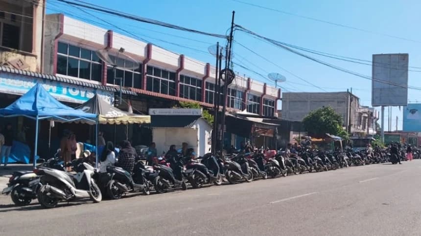 Usai Banjir, BBM Langka dan Mahal: Warga Mengantre Panjang Berjam-jam