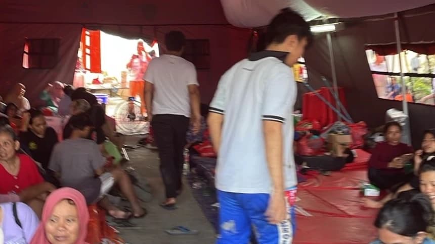 Pengungsi di Bekasi Tetap Jalankan Ibadah Puasa Ramadhan di Tengah Banjir