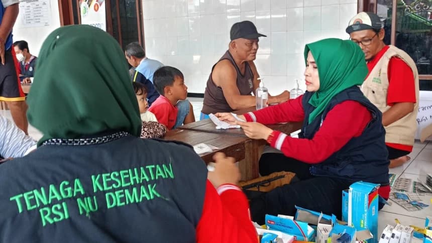 Relawan NU Peduli Demak Berikan Pengobatan  dan Terapi Gratis untuk Warga Terdampak Banjir