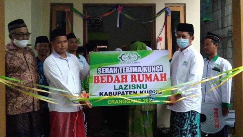 Kebahagiaan Ngatmini Usai Terima Kunci Bedah Rumah dari LAZISNU Kudus
