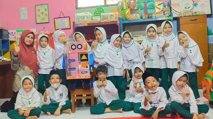Kisah Bu Guru Lala dan Robot Mesin ATM Ciptaannya, Media Menabung dan Berinfaq bagi Siswa