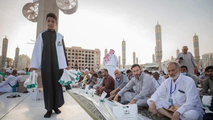 Ribuan Orang Kembali Bisa Buka Puasa di Masjidil Haram dan Nabawi