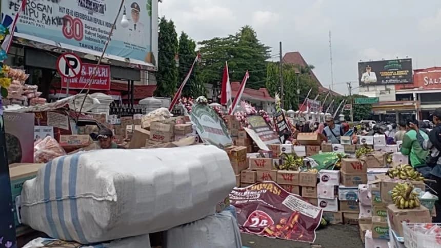 Kantor Bupati Pati Dipenuhi 14 Ribu Kardus Air Mineral, Demo Tak Ditunggangi Pihak Manapun