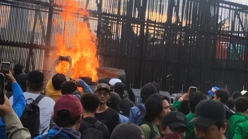 Demo Tolak Revisi UU TNI di Bandung dan Malang Ricuh, Wartawan Jadi Korban Kekerasan